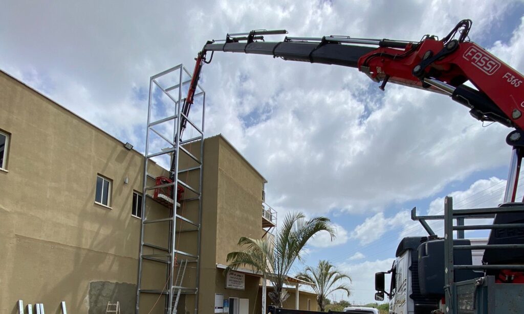 הכנת מעלית, ריתוך פרופילים בגובה, איש מרתך בתוך סל אדם, עבודות מתכת בגובה, מנוף סל אדם, עבודות ריתוך בגובה, התקנת מעליות, ריתוך מקצועי, עבודות גובה בבניין, סל אדם לריתוך